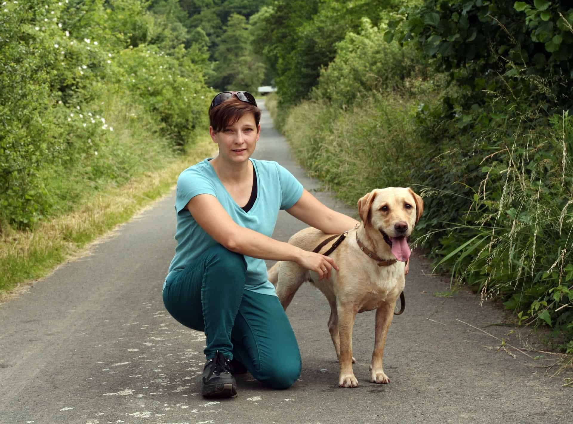 biancawolff-emma-spaziergang-hund Professionelle Tierbetreuung im Taunus mit Familienanschluss – Bianca Wolff mit Hund Emma sitzend in Foto Pose beim Spaziergang